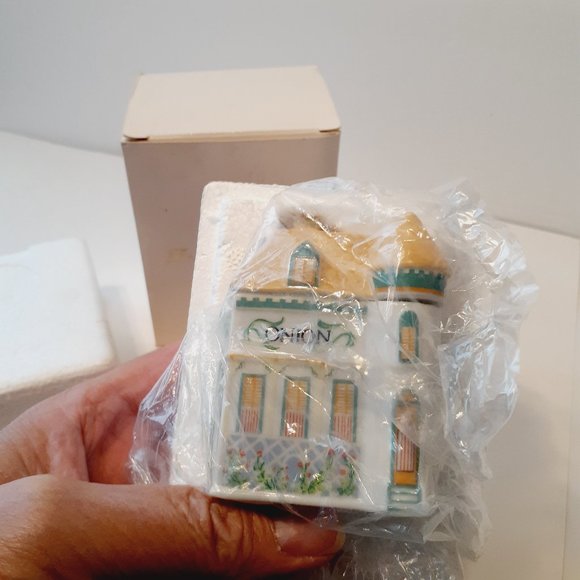 The Lenox Spice Village 1989 Porcelain House Jar Onion Vintage in box - Picture 9 of 9